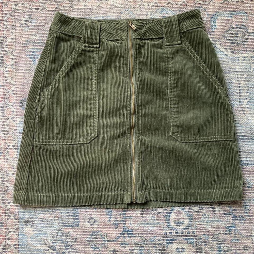 Trendy, high waisted army green mini skirt 🌿